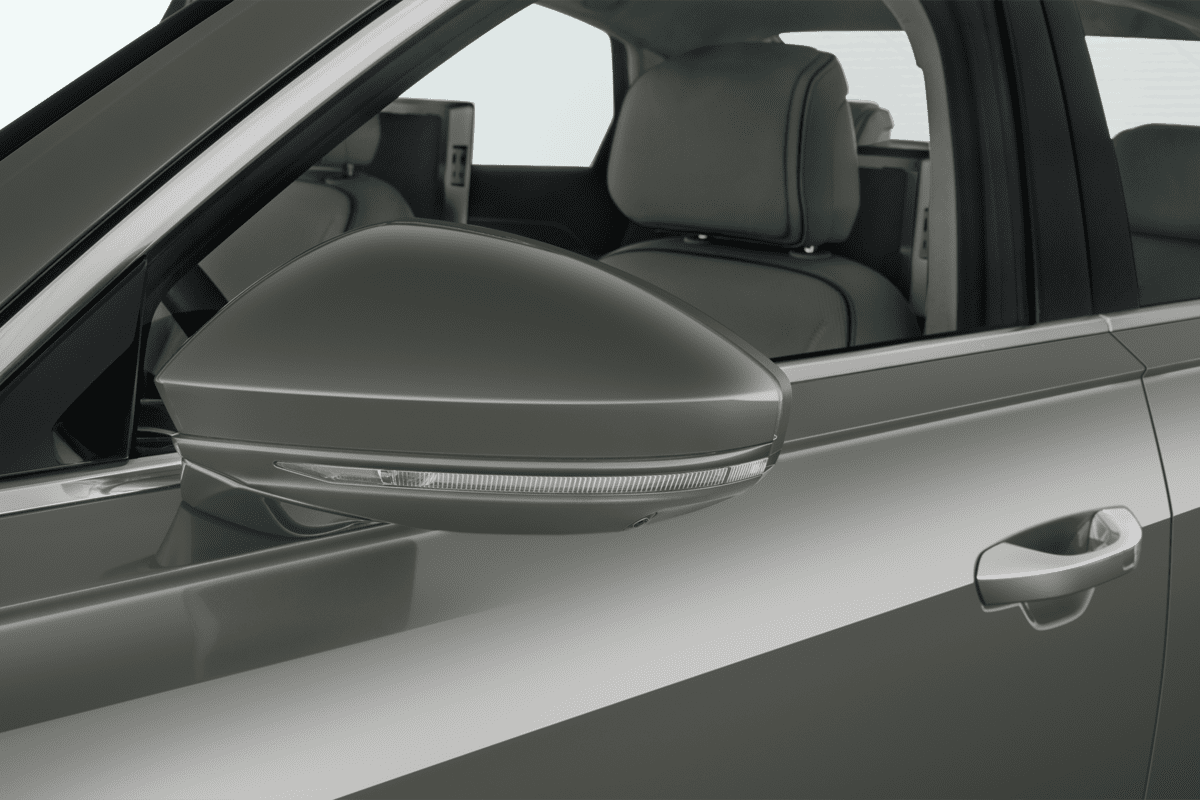 Rückspiegel eines Audi A8 TFSI e