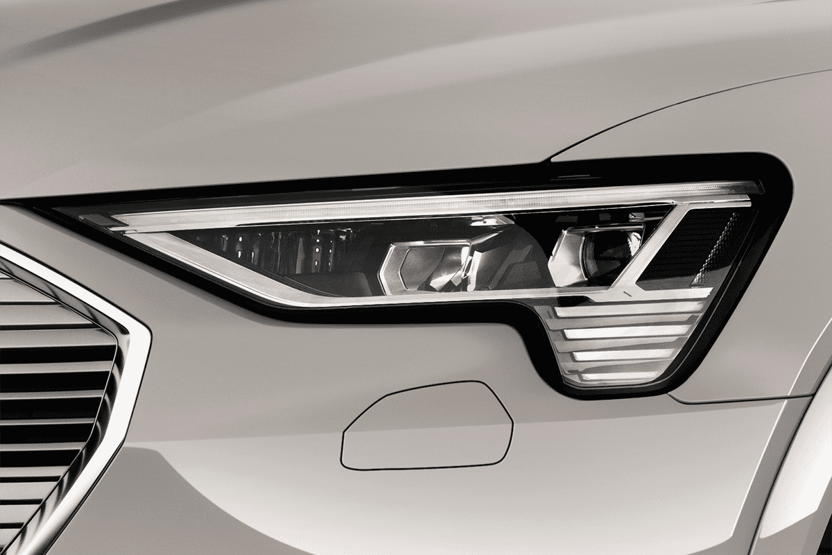 Frontscheinwerfer eines Audi e-tron S
