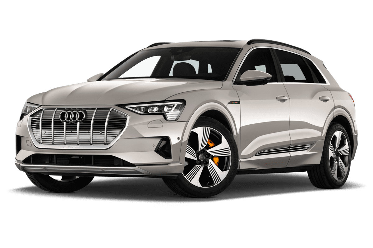 Tiefe, schräge Heckansicht eines Audi e-tron S, freigestellt