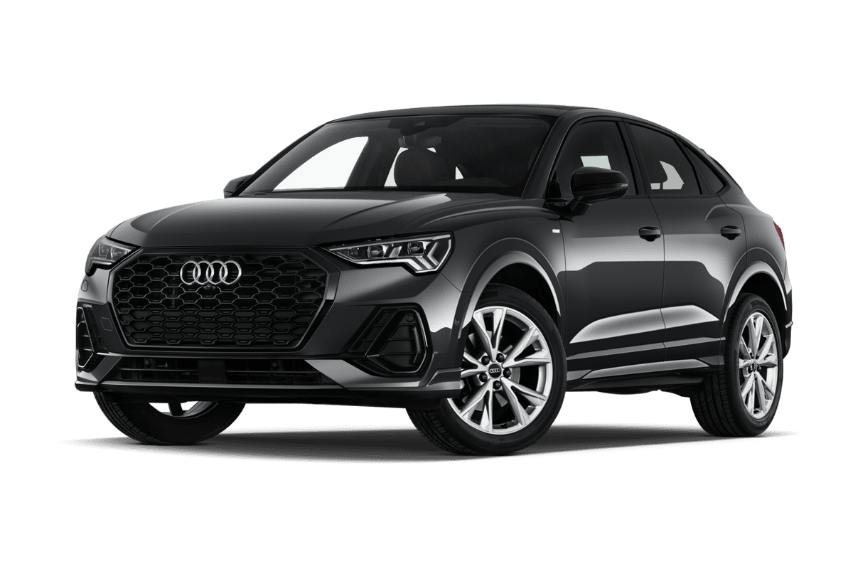 Tiefe, schräge Heckansicht eines Audi Q3 Sportback, freigestellt