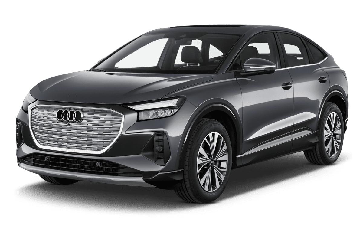 Schräge Frontansicht auf einen Audi Q4 Sportback e-tron, freigestellt
