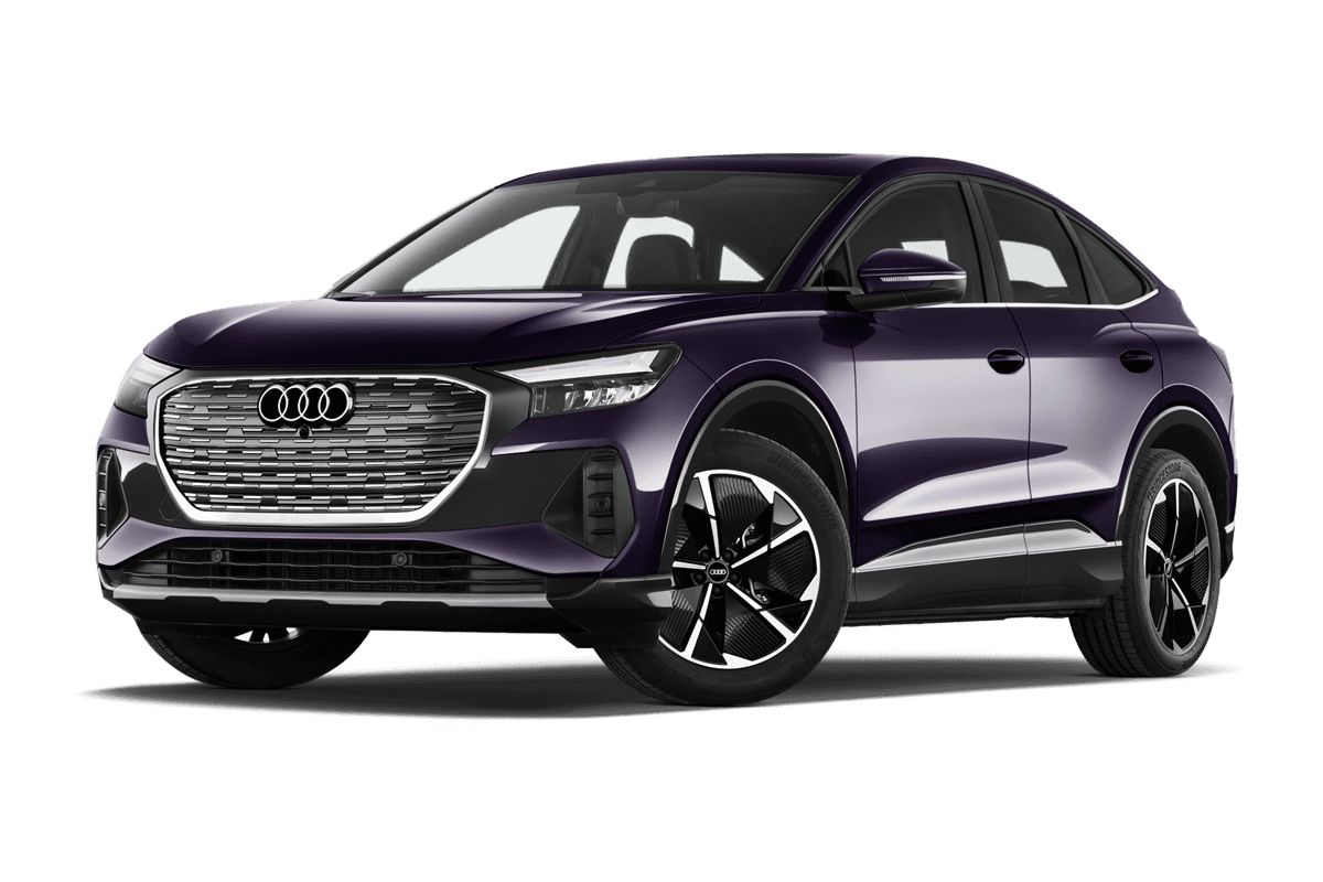 Tiefe, schräge Heckansicht eines Audi Q4 Sportback e-tron, freigestellt