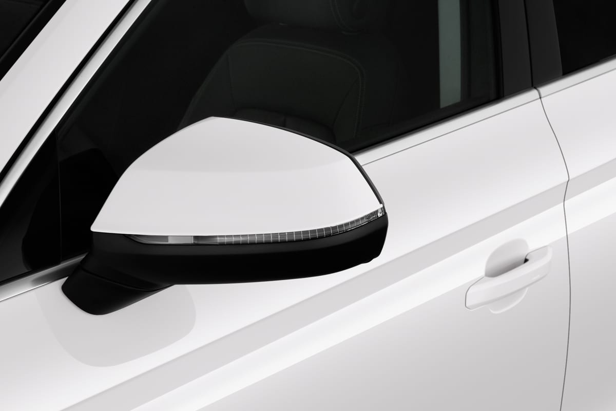 Rückspiegel eines Audi Q5 SUV (neues Modell)