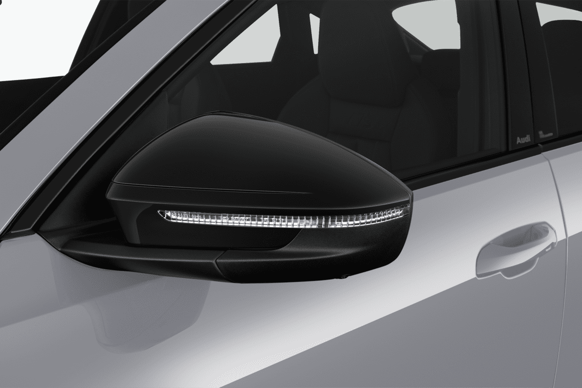 Rückspiegel eines Audi Q5 SUV 