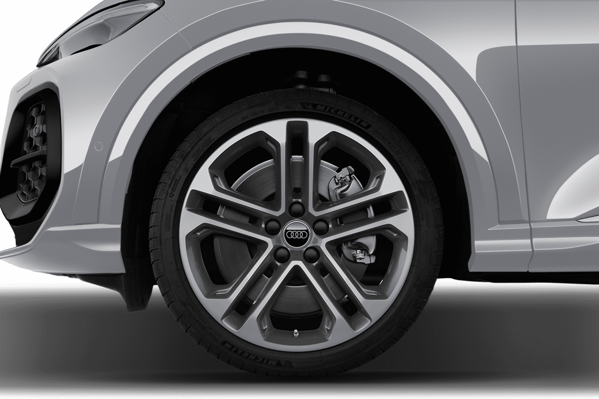 Radkappe oder Felge eines Audi Q5 SUV 