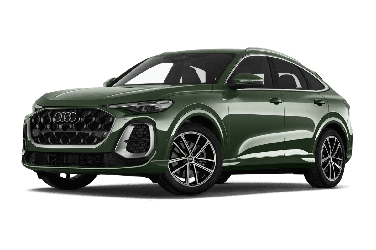 Tiefe, schräge Heckansicht eines Audi Q5 Sportback , freigestellt