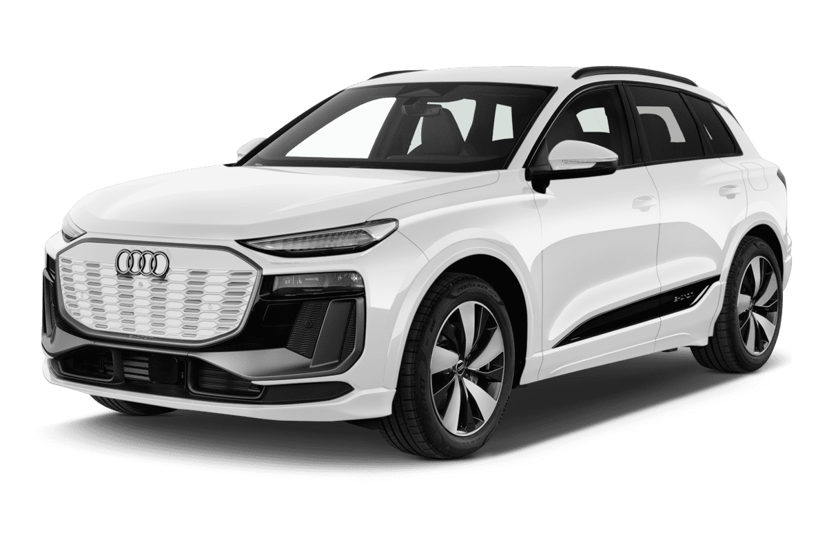 Schräge Frontansicht eines Audi Q6 e-tron, freigestellt