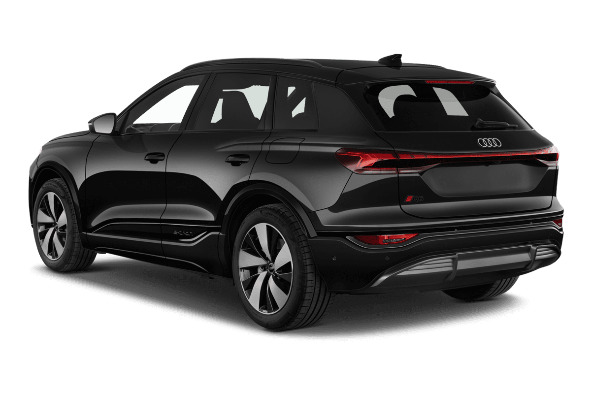 Schräge Heckansicht eines Audi Q6 SUV e-tron, freigestellt