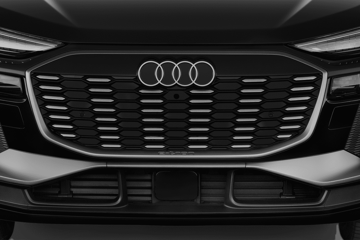Kühlergrill eines Audi Q6 SUV e-tron