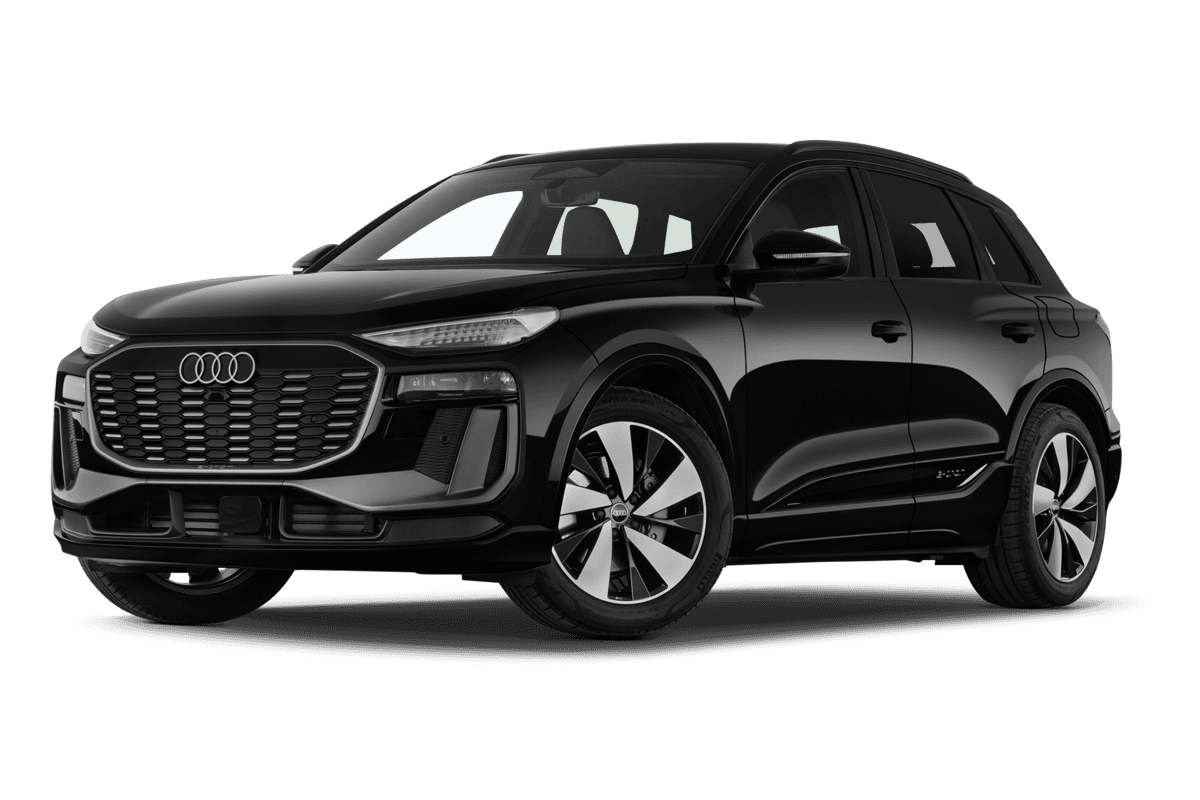 Tiefe, schräge Heckansicht eines Audi Q6 SUV e-tron, freigestellt