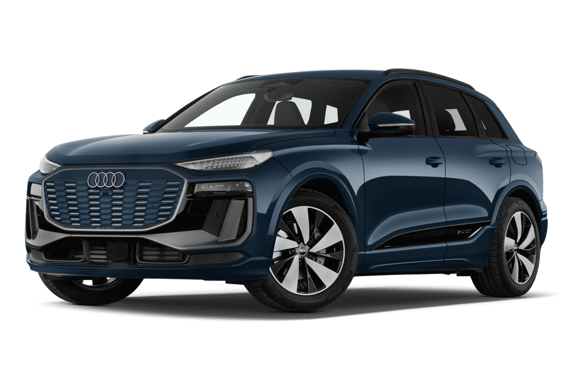 Tiefe, schräge Heckansicht eines Audi Q6 SUV e-tron, freigestellt