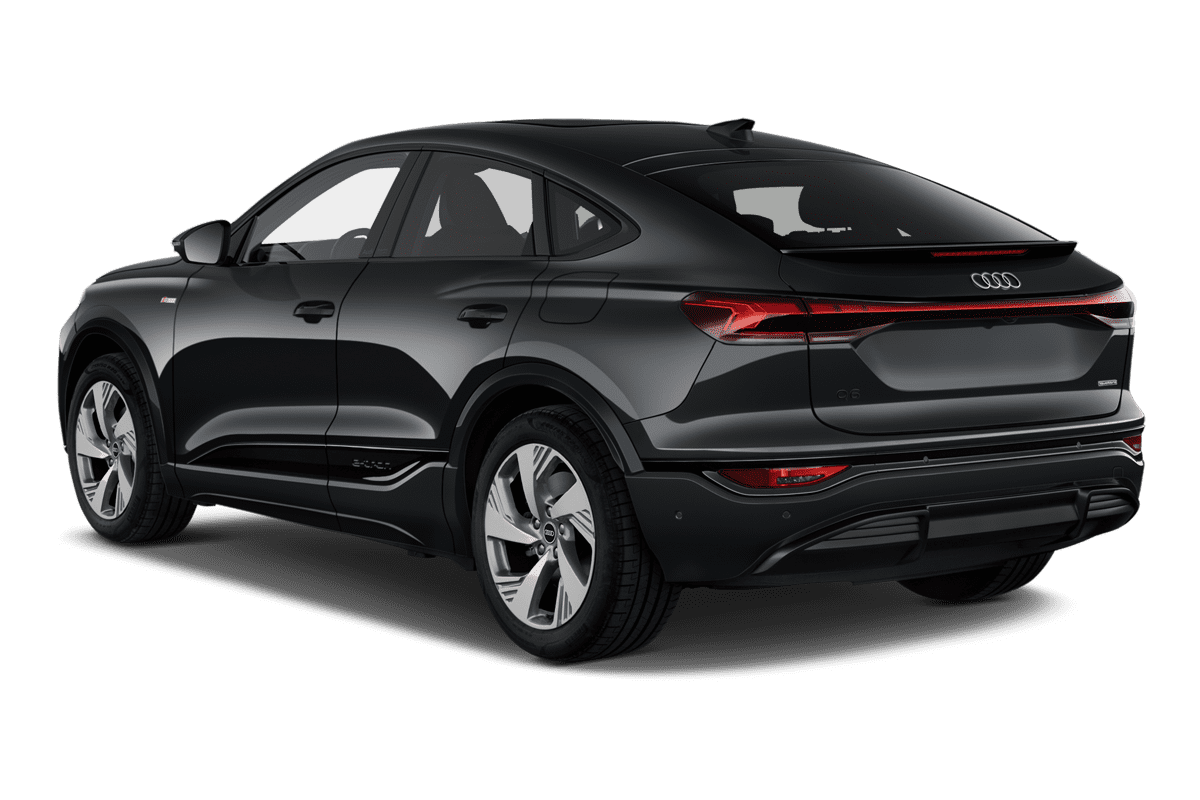 Schräge Heckansicht eines Audi Q6 Sportback e-tron, freigestellt