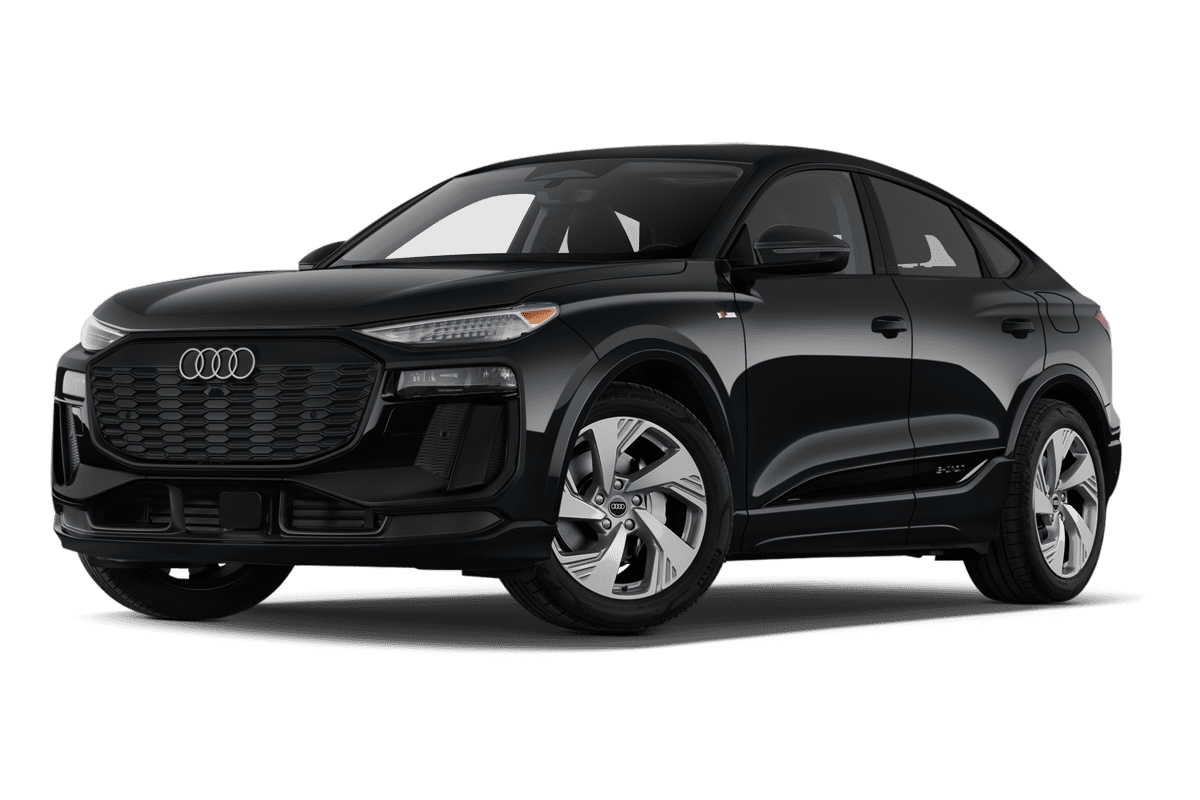 Tiefe, schräge Heckansicht eines Audi Q6 Sportback e-tron, freigestellt