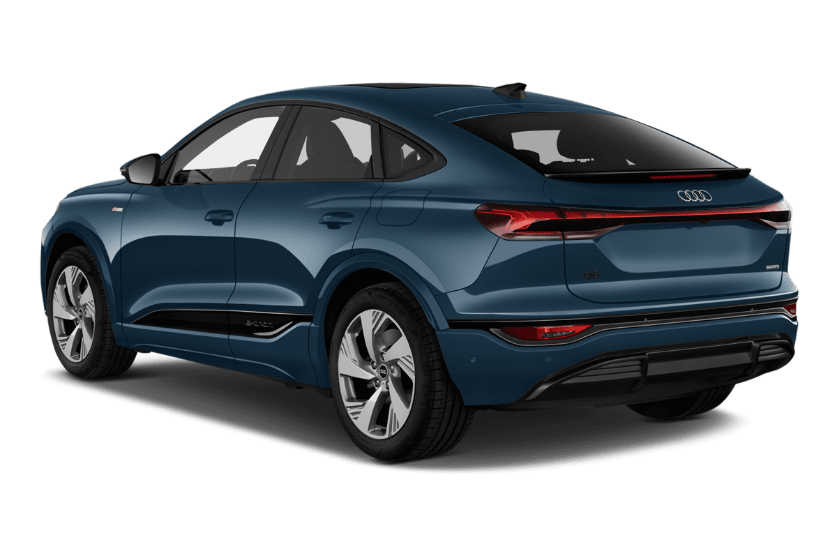 Schräge Heckansicht eines Audi Q6 Sportback e-tron, freigestellt