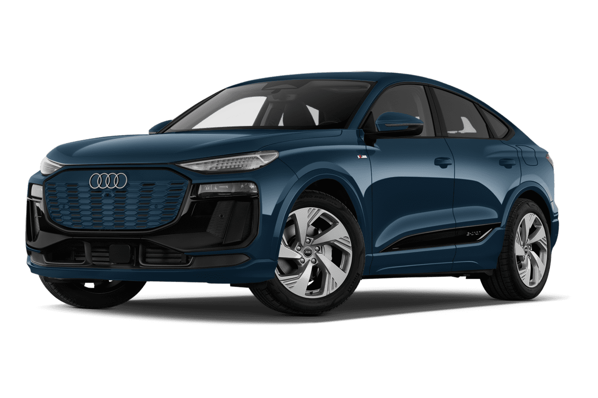 Tiefe, schräge Heckansicht eines Audi Q6 Sportback e-tron, freigestellt