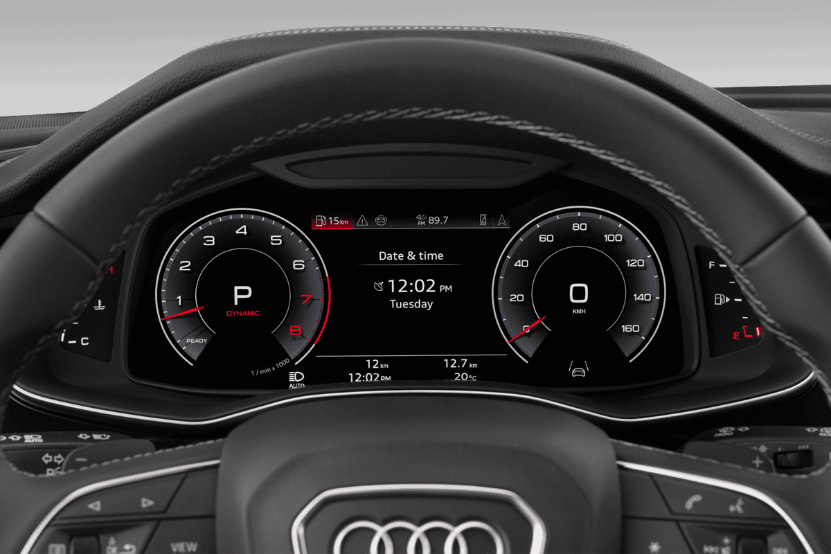 Kombiinstrument eines Audi Q8 SUV TFSI e 