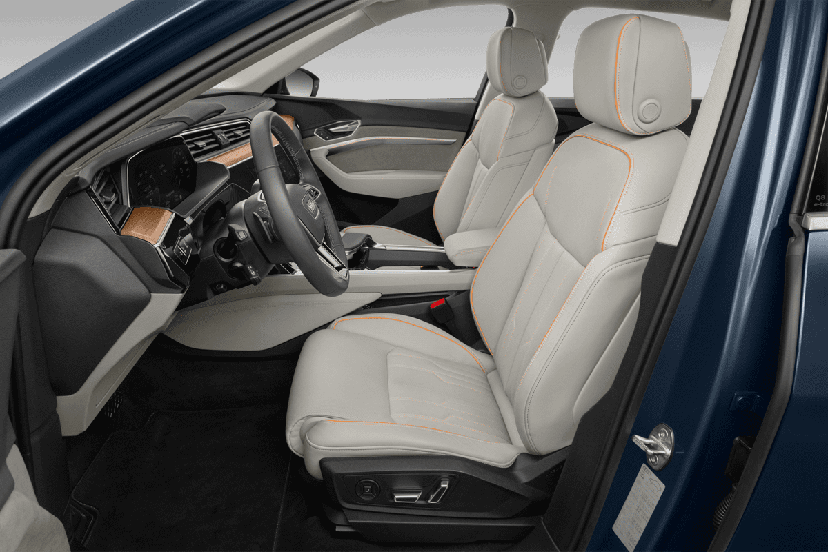 Vordersitze eines Audi Q8 e-tron