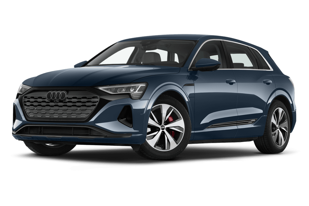 Tiefe, schräge Heckansicht eines Audi Q8 e-tron, freigestellt