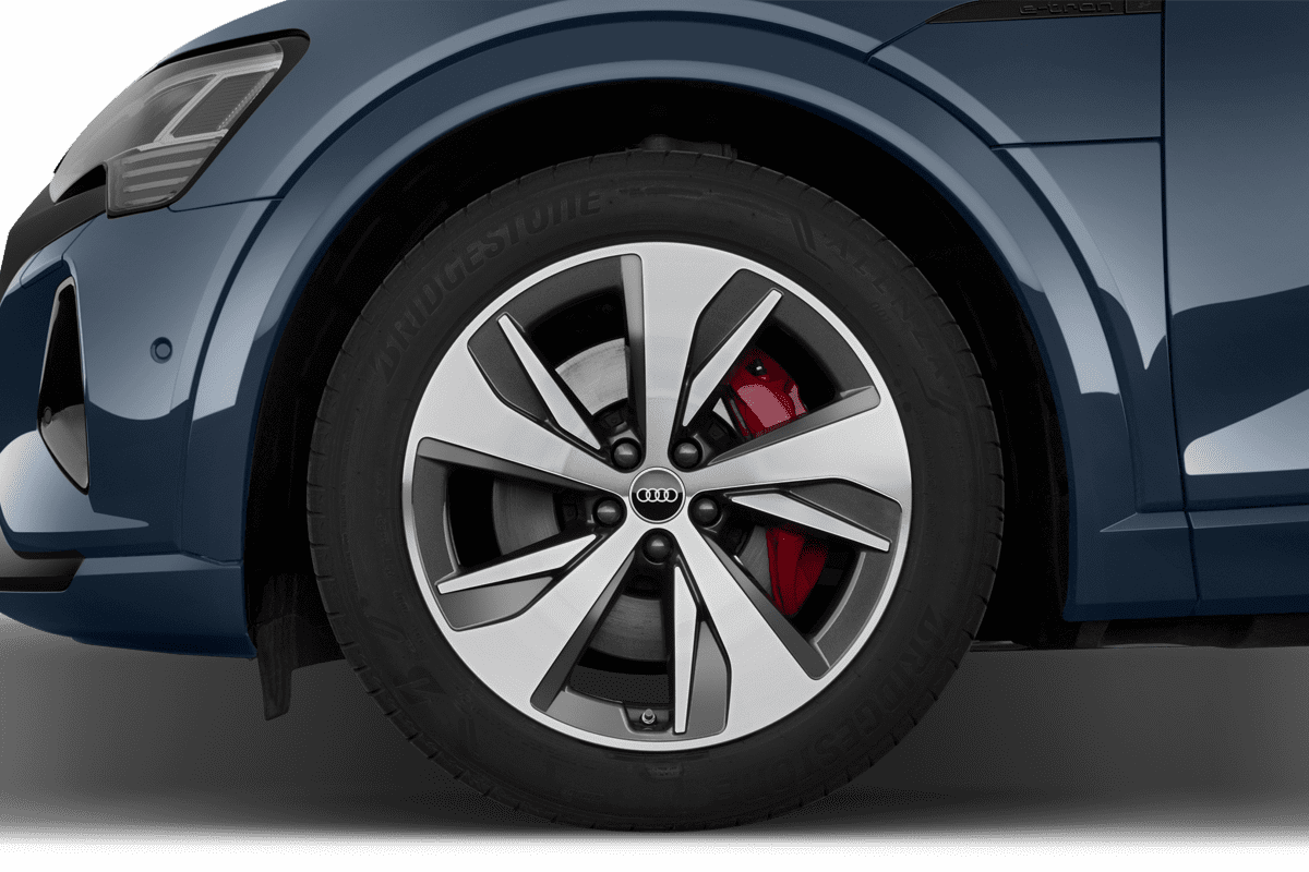 Radkappe oder Felge eines Audi Q8 e-tron