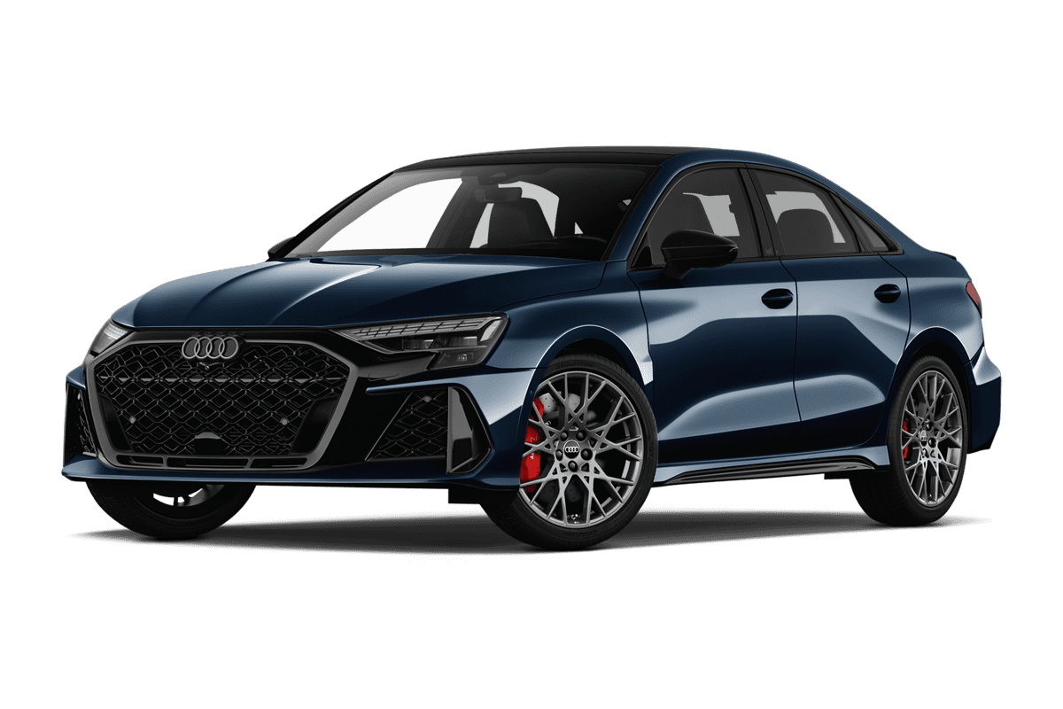 Tiefe, schräge Heckansicht eines Audi RS3 Limousine, freigestellt