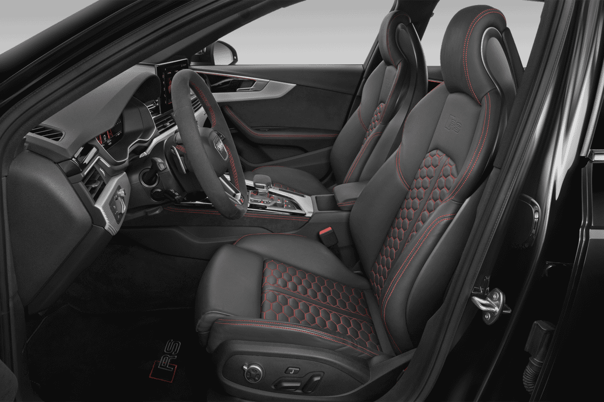 Vordersitze eines Audi RS4 Avant