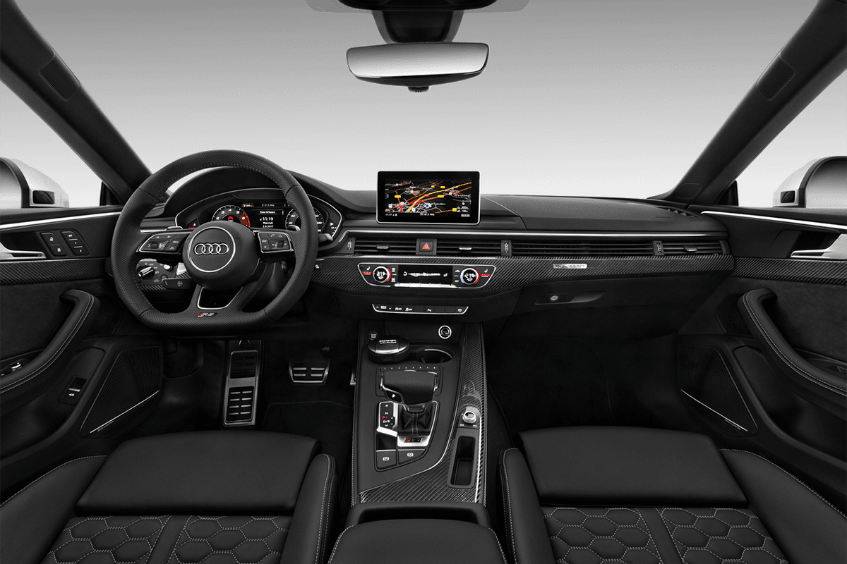 Armaturenbrett eines Audi RS5 Coupé