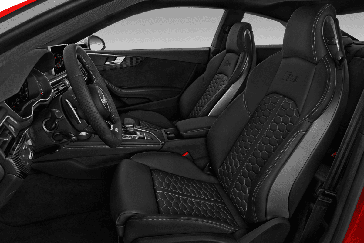 Vordersitze eines Audi RS5 Coupé