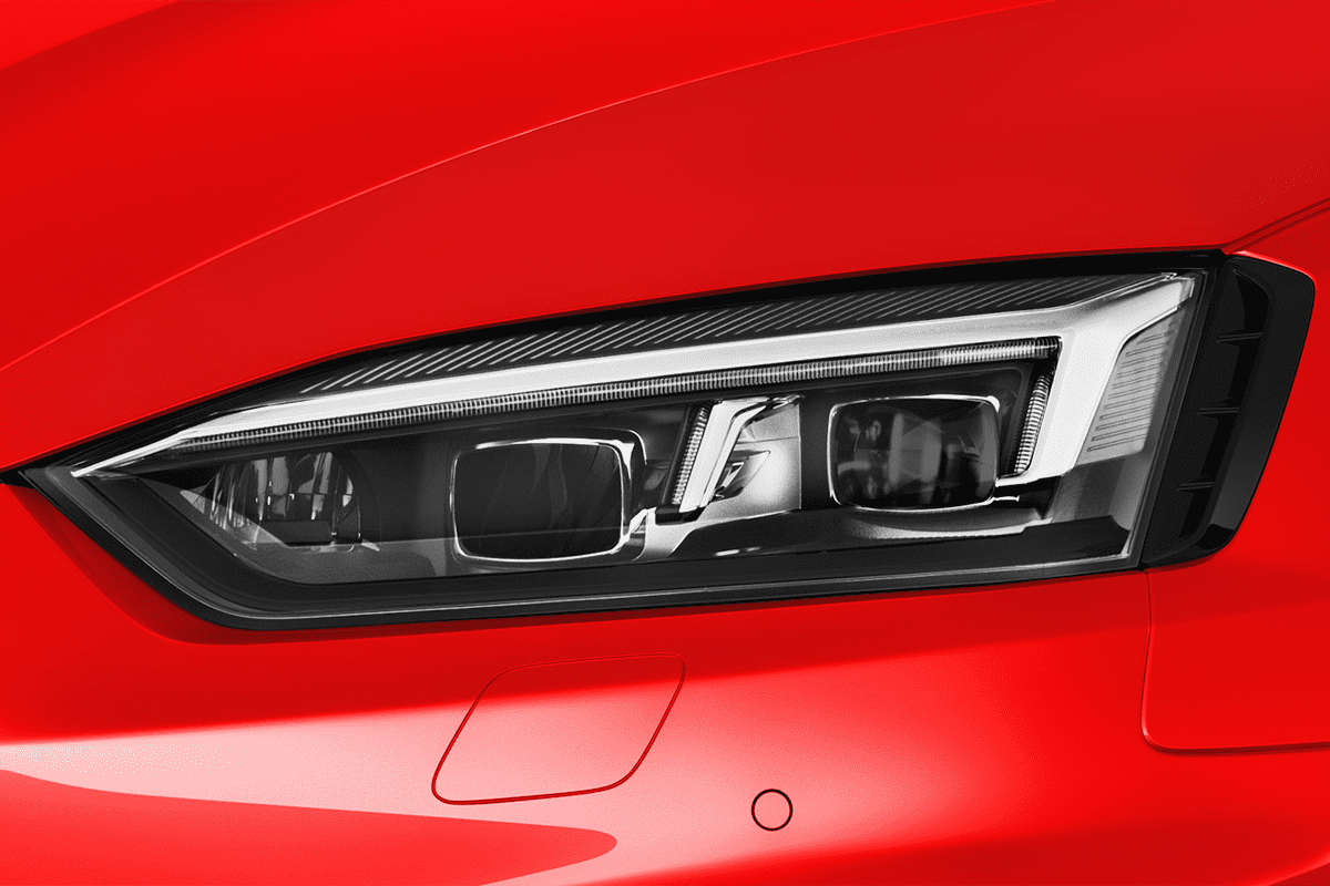 Frontscheinwerfer eines Audi RS5 Coupé