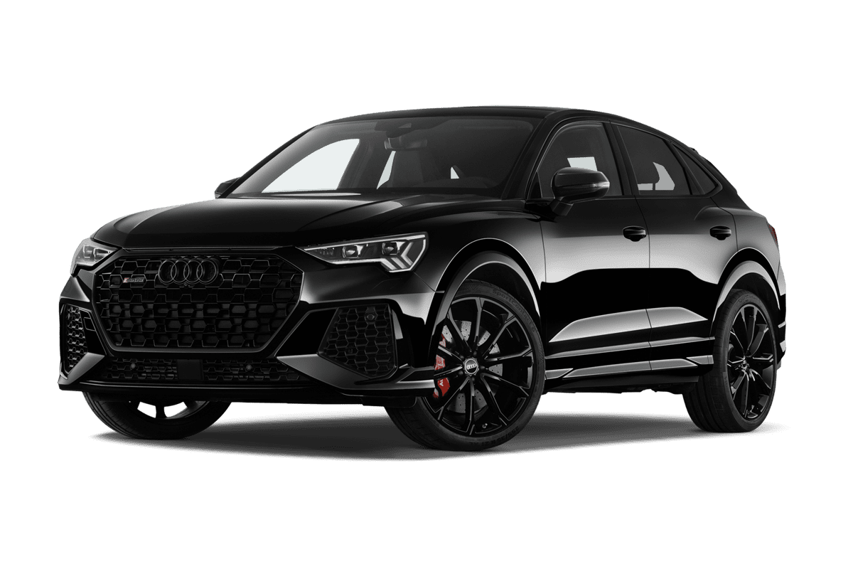 Tiefe, schräge Heckansicht eines Audi RS Q3 Sportback, freigestellt