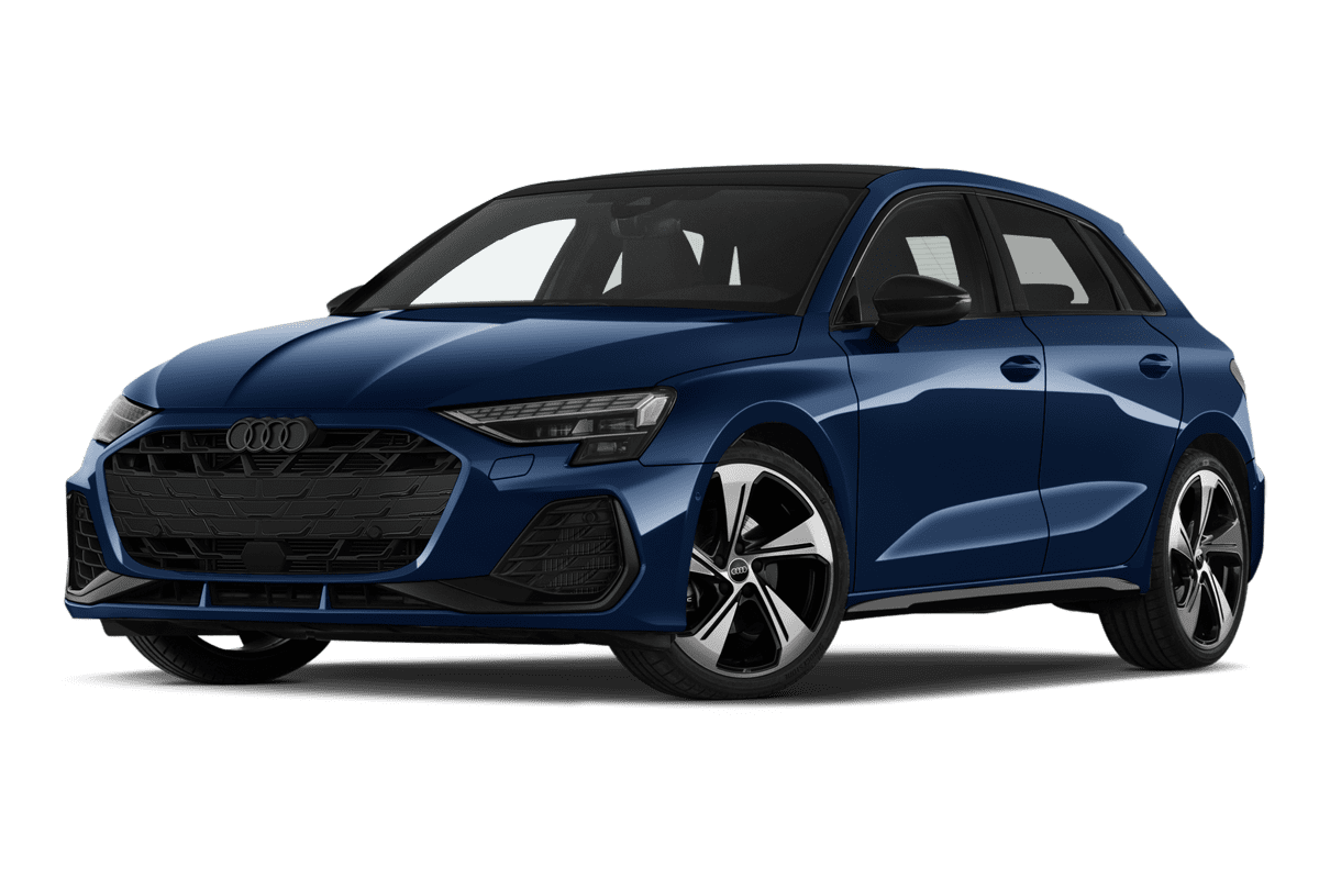 Tiefe, schräge Heckansicht eines Audi S3 Sportback , freigestellt