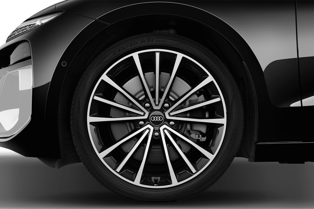 Radkappe oder Felge eines Audi S6 Avant e-tron 