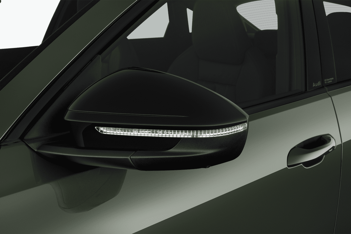 Rückspiegel eines Audi SQ5 SUV