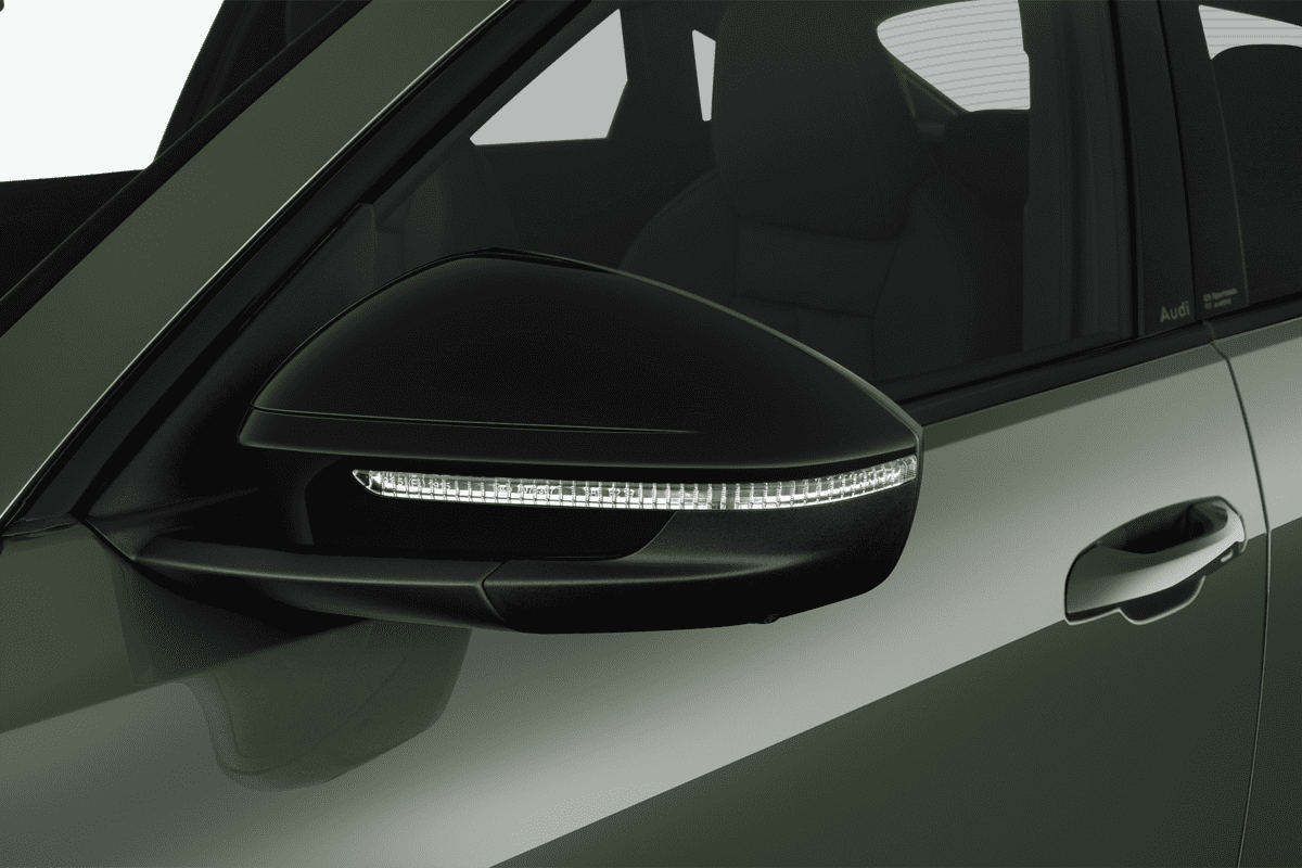 Rückspiegel eines Audi SQ5 SUV