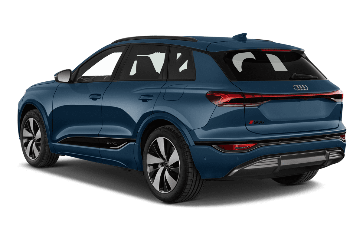 Schräge Heckansicht eines Audi SQ6 SUV e-tron, freigestellt