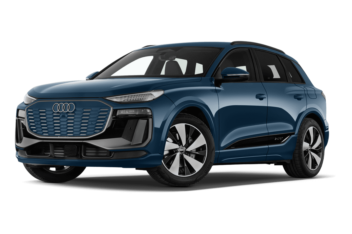 Tiefe, schräge Heckansicht eines Audi SQ6 SUV e-tron, freigestellt