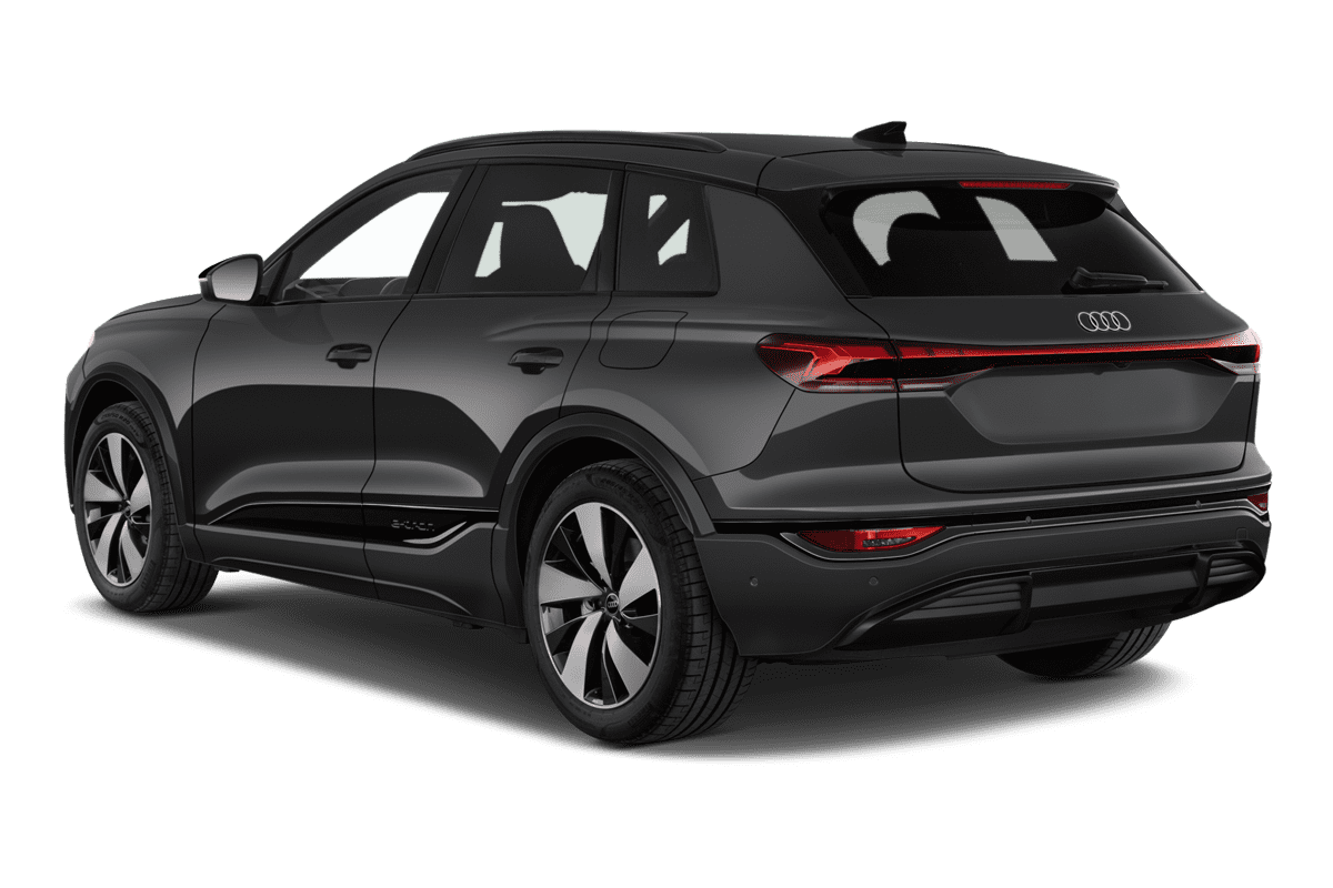 Schräge Heckansicht eines Audi SQ6 SUV e-tron, freigestellt