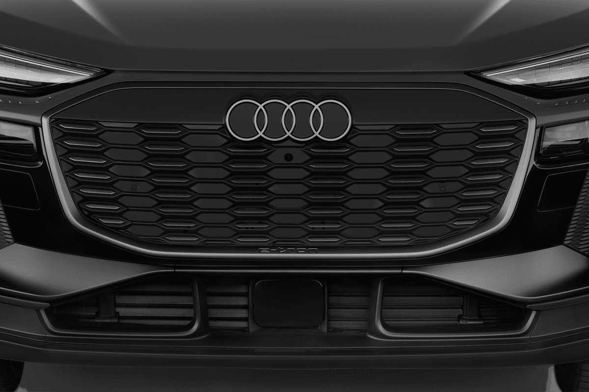Kühlergrill eines Audi SQ6 SUV e-tron