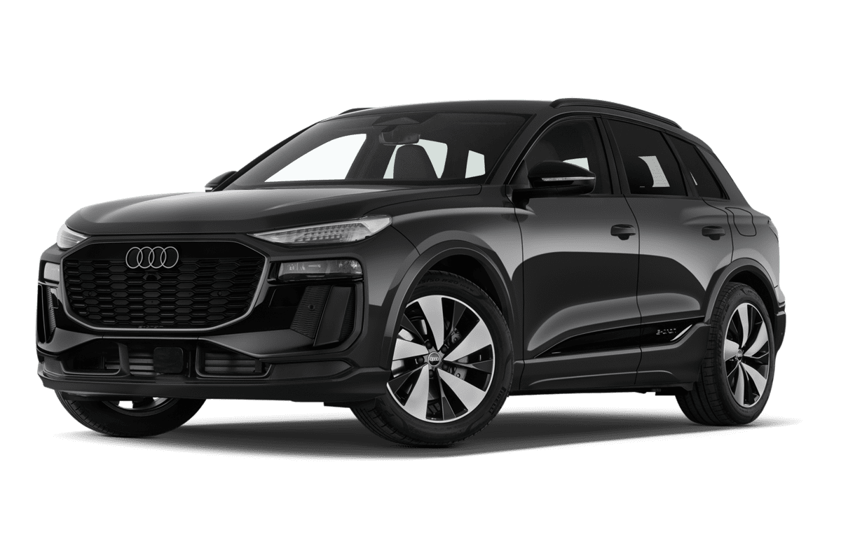 Tiefe, schräge Heckansicht eines Audi SQ6 SUV e-tron, freigestellt