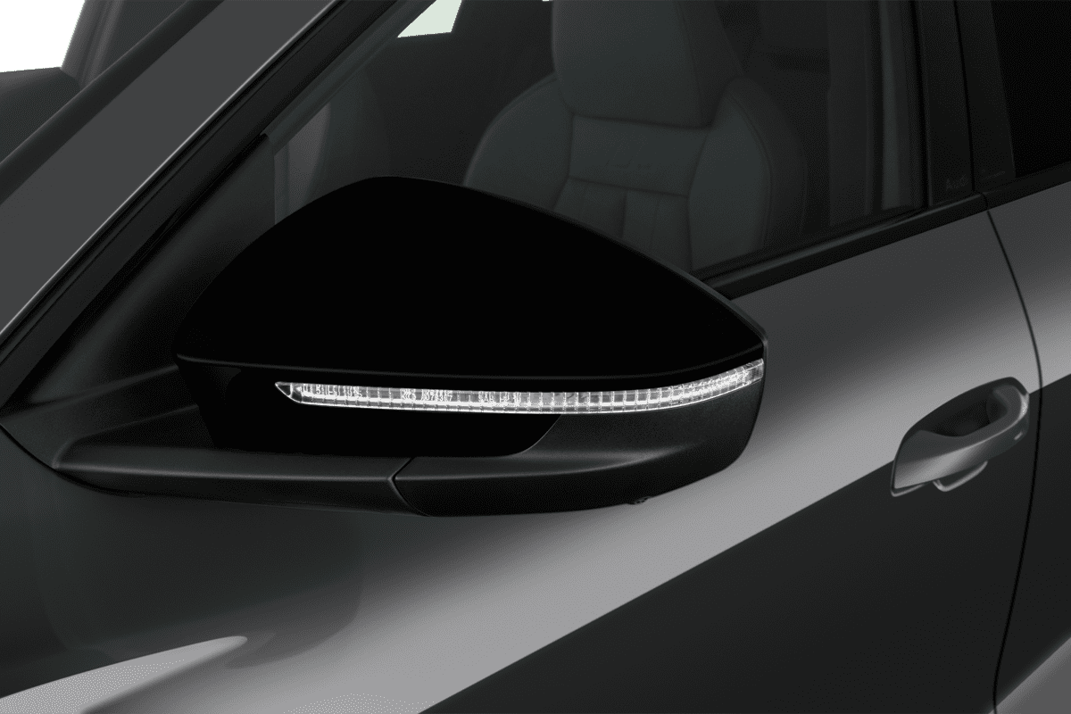 Rückspiegel eines Audi SQ6 SUV e-tron