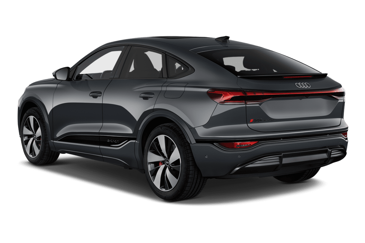 Schräge Heckansicht eines Audi SQ6 Sportback e-tron, freigestellt