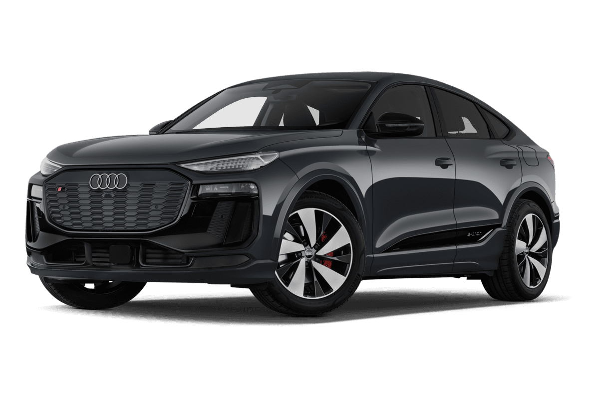 Tiefe, schräge Heckansicht eines Audi SQ6 Sportback e-tron, freigestellt