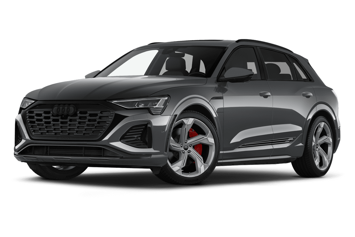 Tiefe, schräge Heckansicht eines Audi SQ8 e-tron, freigestellt
