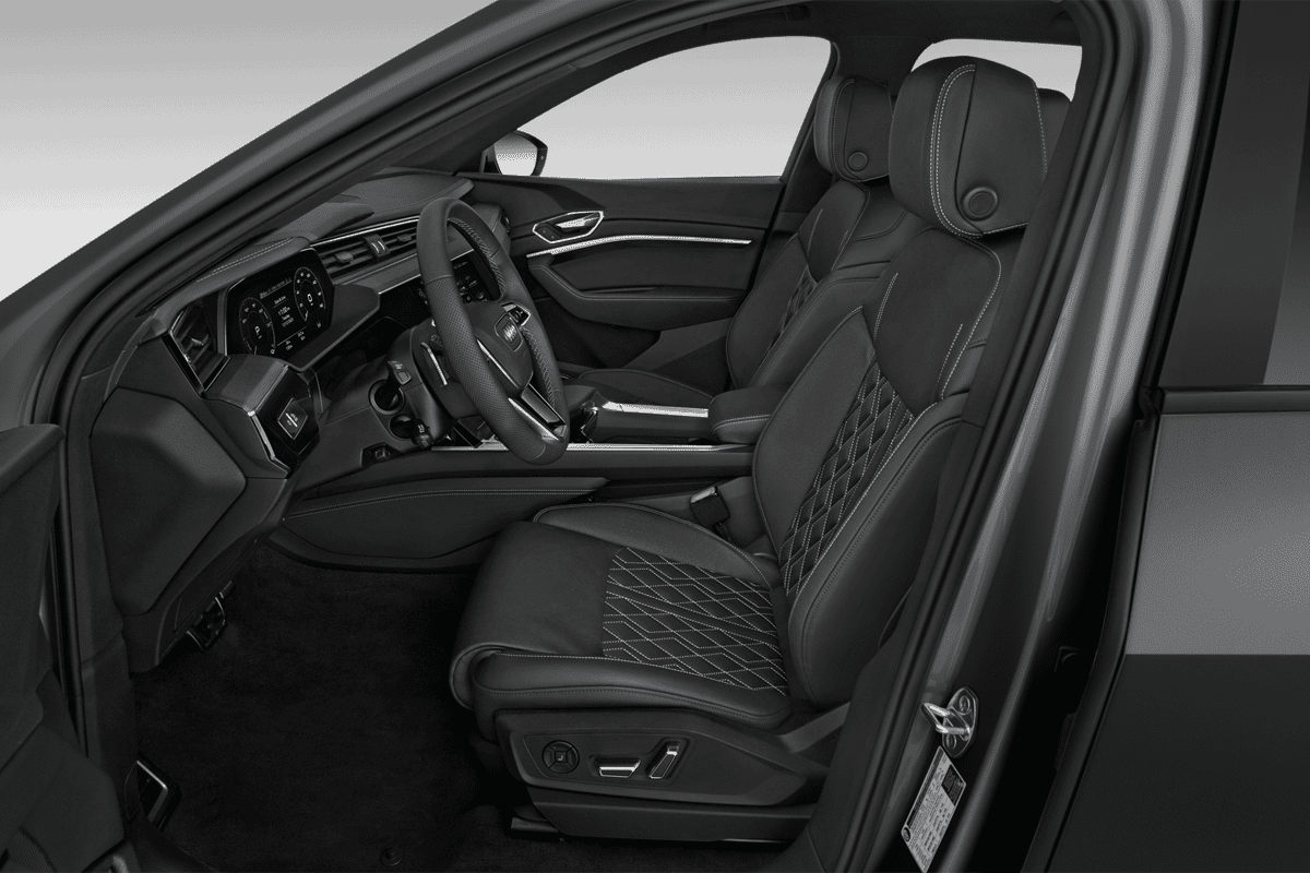 Vordersitze eines Audi SQ8 e-tron Sportback