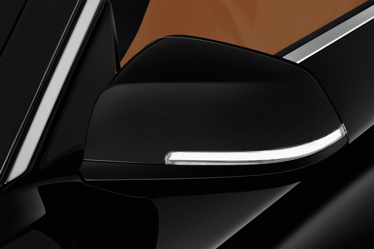 Rückspiegel eines BMW 2er Cabrio