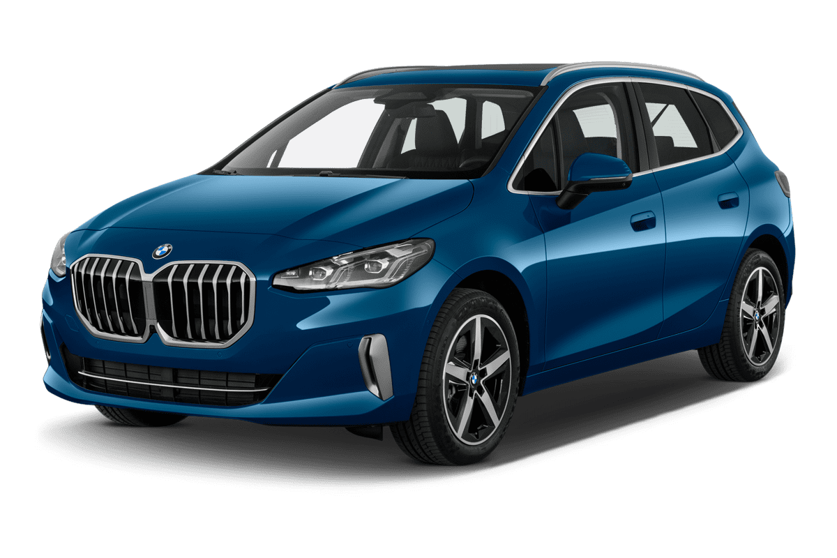 Schräge Frontansicht eines BMW 2er Active Tourer Plug-in-Hybrid , freigestellt