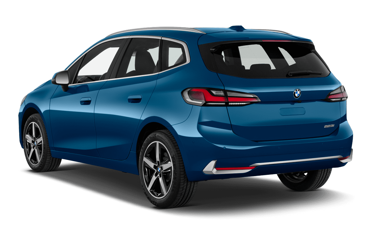 Schräge Heckansicht eines BMW 2er Active Tourer Plug-in-Hybrid , freigestellt