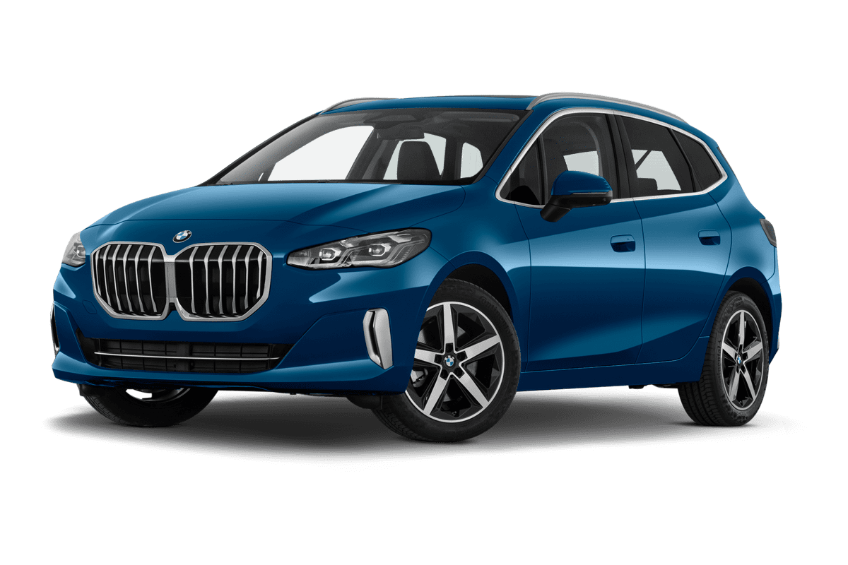 Tiefe, schräge Heckansicht eines BMW 2er Active Tourer Plug-in-Hybrid , freigestellt