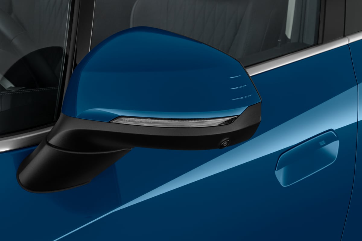 Rückspiegel eines BMW 2er Active Tourer Plug-in-Hybrid 
