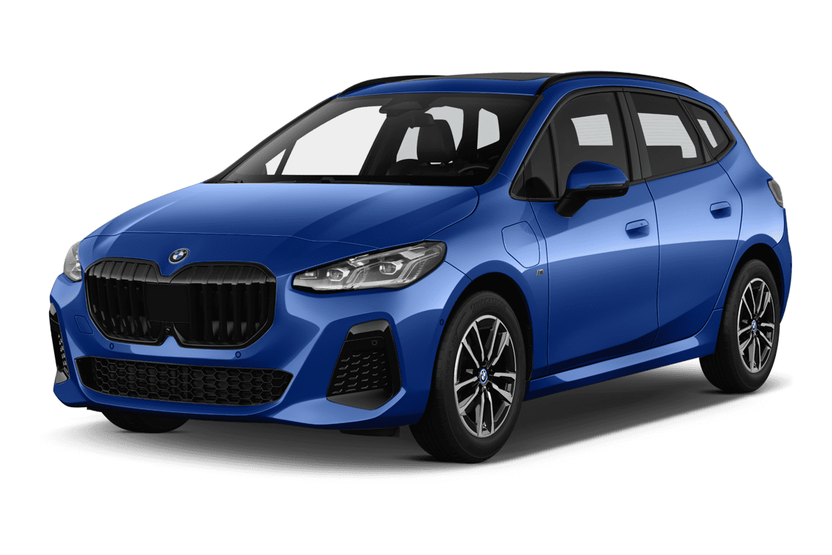 Schräge Frontansicht eines BMW 2er Active Tourer Plug-in-Hybrid , freigestellt