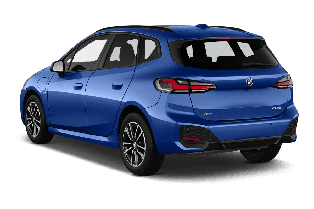Schräge Heckansicht eines BMW 2er Active Tourer Plug-in-Hybrid , freigestellt